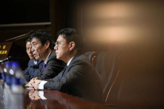 “2020年夏窗以来，张氏家族实际上已经不再有资金投入，国米被强制要求自负盈亏，而且削减了一部分的赞助，国米目前仍然需要更多的资金支持，球队冬窗转会预算依旧是零。